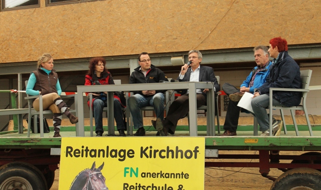 Foto v.l. Juliane Wilfling 1. Vors. RV Schloss Braunfels, Maria Schellberg Grünen-Fraktionsvors., Sascha Knöpp CDU-Frakt.Vors, Robert Kuypers, Bürgermeister Wolfgang Keller, Carola Hartjes v. Reitclub Buchwaldhof Tiefenbach